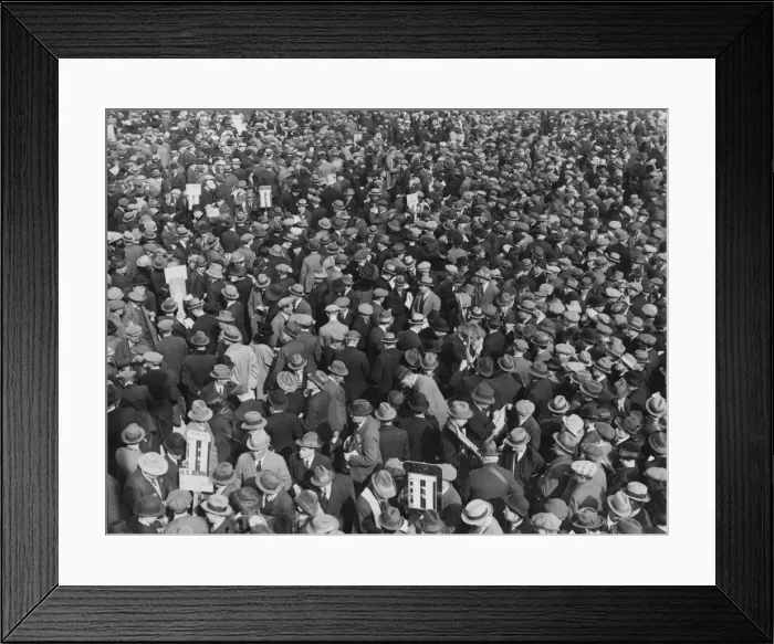 Framed Print : Crowds at Kempton Park racecourse Framed Print : Crowds at Kempton Park racecourse