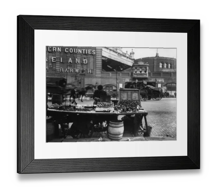 Framed Print : British Topical Press Agency (1903 - 1957) Framed Print : British Topical Press Agency (1903 - 1957)
