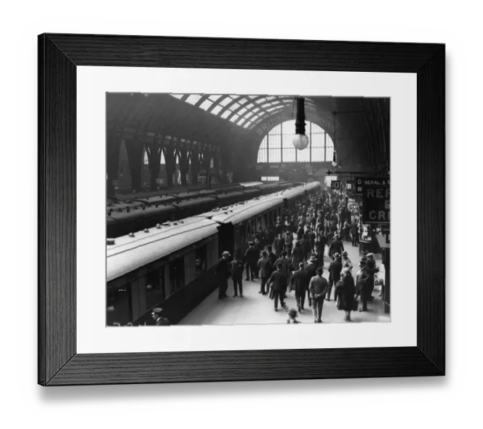 Framed Print : British Topical Press Agency (1903 - 1957) Framed Print : British Topical Press Agency (1903 - 1957)