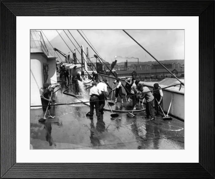 Framed Print : British Topical Press Agency (1903 - 1957) Framed Print : British Topical Press Agency (1903 - 1957)