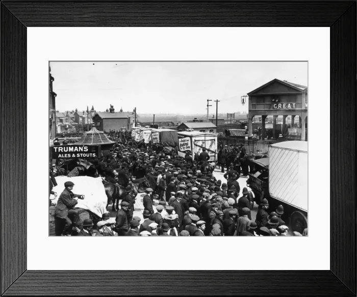 Framed Print : Meat Vans. 28th May 1912: Crowds demonstrating as meat vans leave Connaught Framed Print : Meat Vans. 28th May 1912: Crowds demonstrating as meat vans leave Connaught