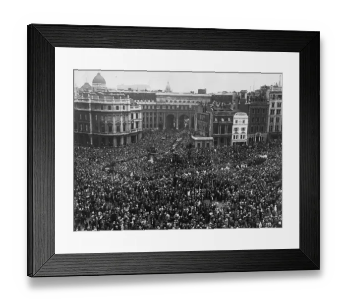 Framed Print : Trafalgar Crowd Framed Print : Trafalgar Crowd