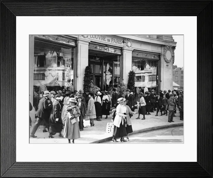 Framed Print : Busy Shoppers Framed Print : Busy Shoppers