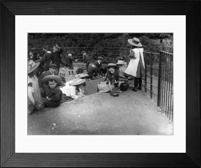 Framed Print : Sand Pit. 18th August 1908: Children playing in the sand pit at Regents Park Framed Print : Sand Pit. 18th August 1908: Children playing in the sand pit at Regents Park