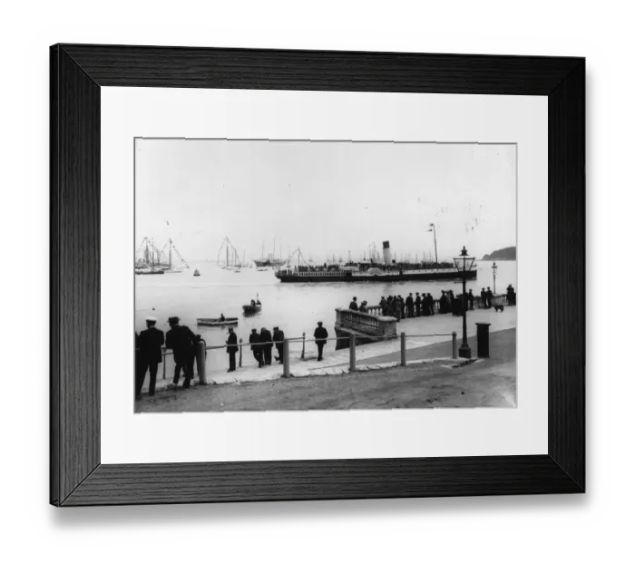 Framed Print : Cowes. August 1912: Visitors arriving by steamboats on the Isle of Wight