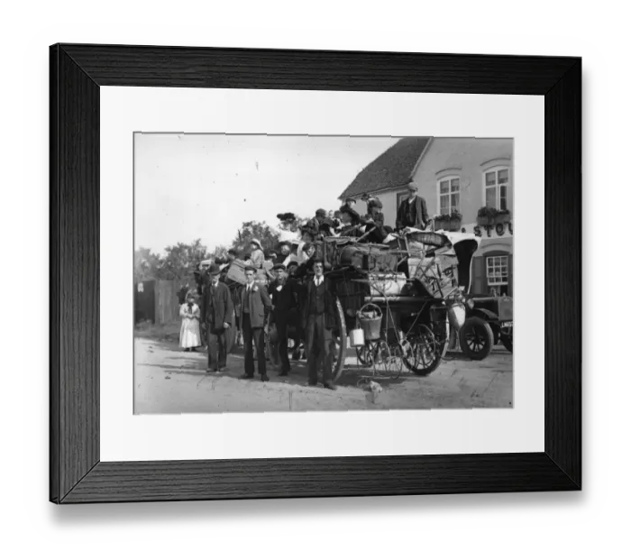 Framed Print : Packed Up. 7th September 1907: A family of hop pickers stand beside their Framed Print : Packed Up. 7th September 1907: A family of hop pickers stand beside their