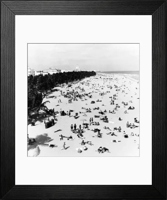 Framed Print : Enjoying Miami Beach Framed Print : Enjoying Miami Beach