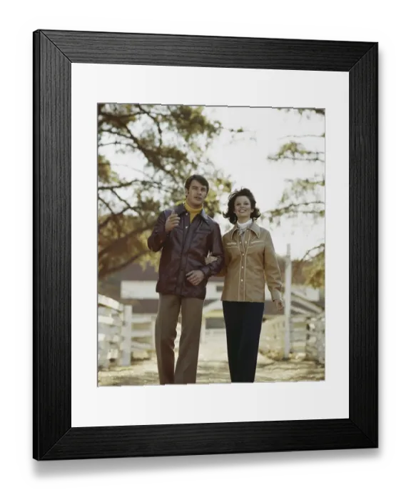 Framed Print : Mid adult couple walking with arm in arm, smiling Framed Print : Mid adult couple walking with arm in arm, smiling