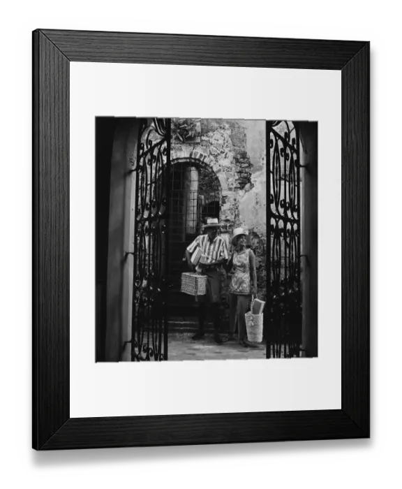 Framed Print : Couple holding basket, smiling Framed Print : Couple holding basket, smiling