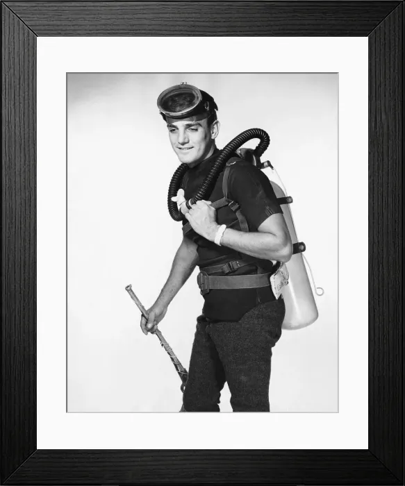 Framed Print : Man wearing scuba gear, carrying speargun