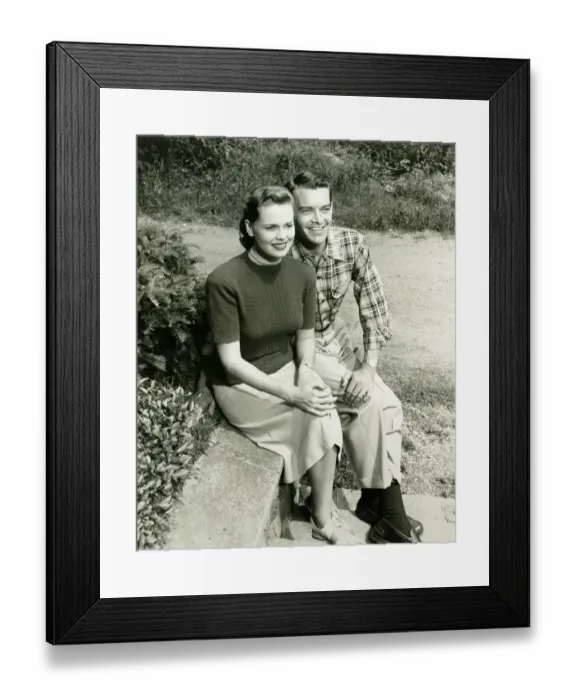 Framed Print : Couple sitting on wall in park, (B&W), (Portrait), (Elevated view) Framed Print : Couple sitting on wall in park, (B&W), (Portrait), (Elevated view)