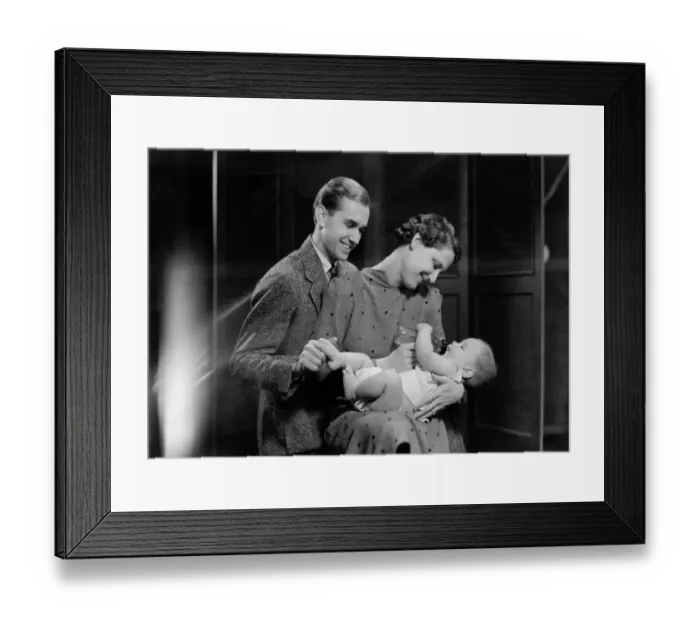 Framed Print : Couple with baby (2-5 months) Framed Print : Couple with baby (2-5 months)