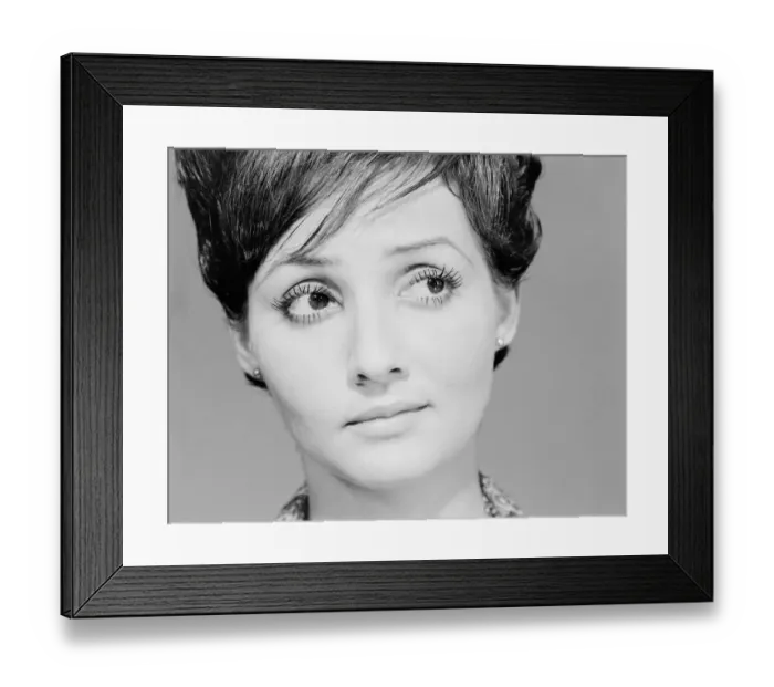 Framed Print : Mid adult woman looking to side, close-up Framed Print : Mid adult woman looking to side, close-up