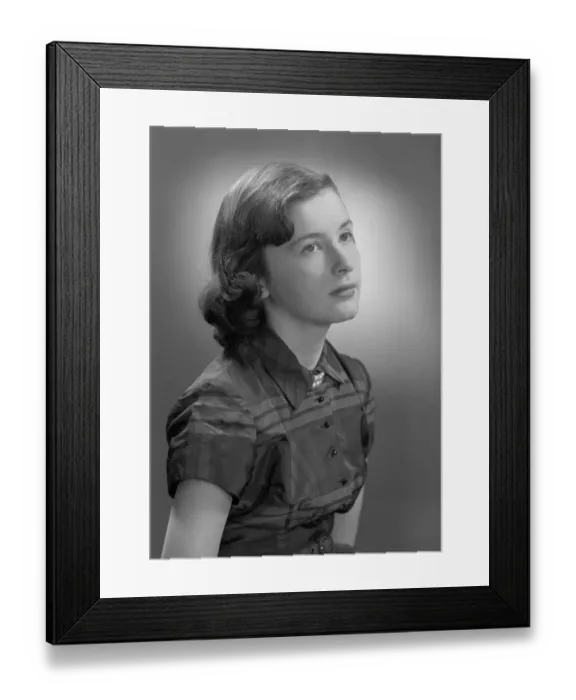Framed Print : Studio shot of teenage girl (16-17) Framed Print : Studio shot of teenage girl (16-17)