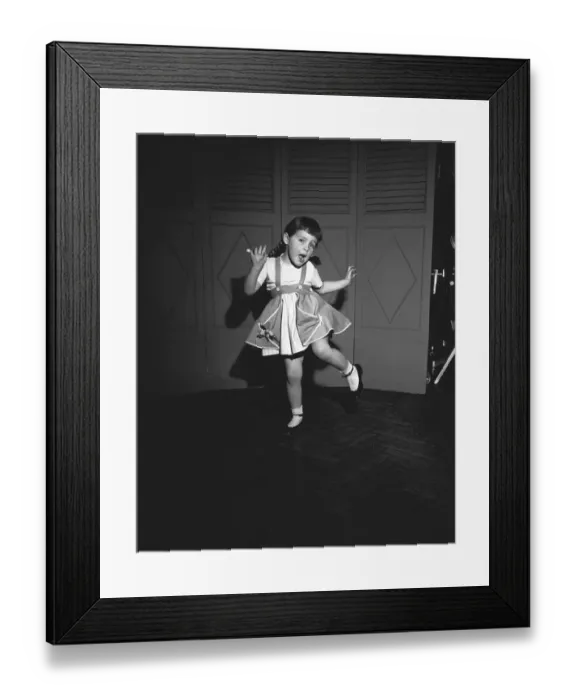 Framed Print : Girl (3-4) dancing, (B&W) Framed Print : Girl (3-4) dancing, (B&W)