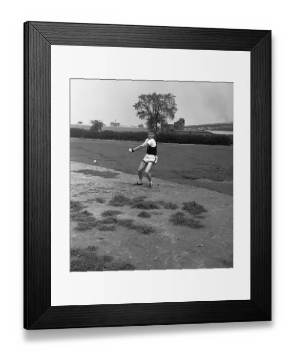 Framed Print : Teenage boy (13-14) swinging hammer on field, (B&W) Framed Print : Teenage boy (13-14) swinging hammer on field, (B&W)