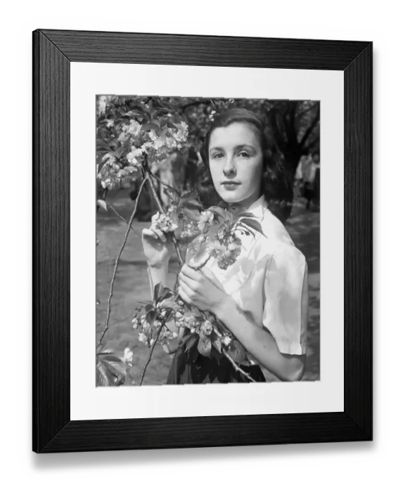 Framed Print : Teenage girl in park, portrait Framed Print : Teenage girl in park, portrait