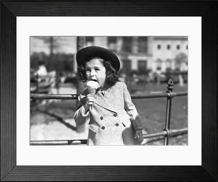 Framed Print : Elegant girl (4-5) eating ice crem outdoors, (B&W) Framed Print : Elegant girl (4-5) eating ice crem outdoors, (B&W)