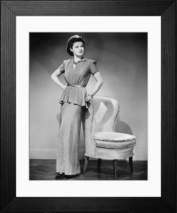 Framed Print : Elegant woman posing in studio (B&W), portrait Framed Print : Elegant woman posing in studio (B&W), portrait