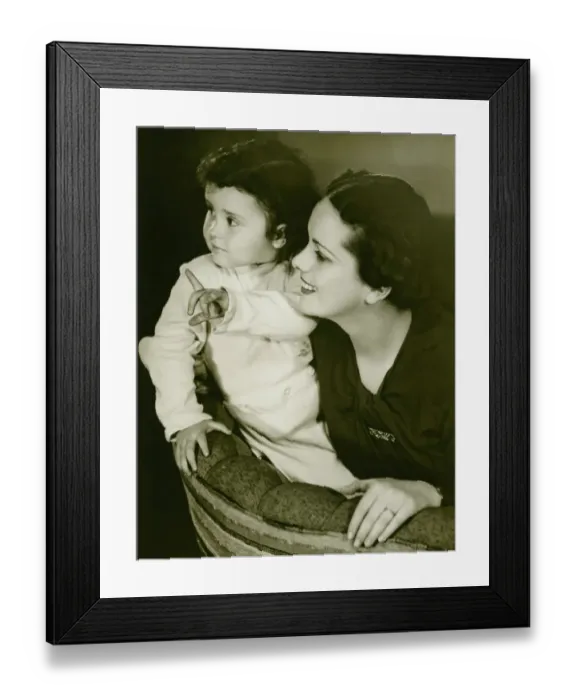 Framed Print : Mother on couch with daughter (4-5), (B&W)