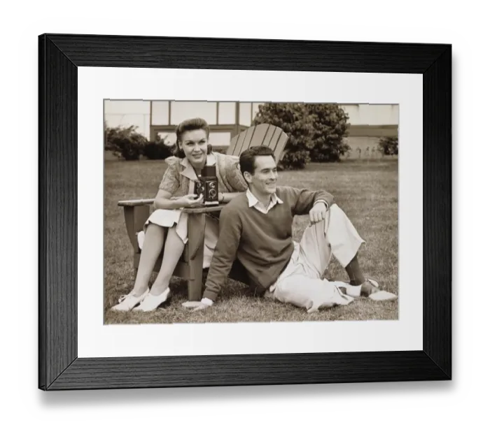 Framed Print : Couple sitting outdoors, watching view, (B&W) Framed Print : Couple sitting outdoors, watching view, (B&W)