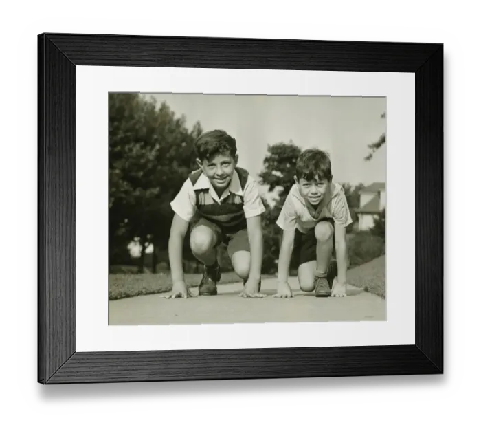 Framed Print : Two boys (8-9) (12-13) ready to start running, (B&W) Framed Print : Two boys (8-9) (12-13) ready to start running, (B&W)