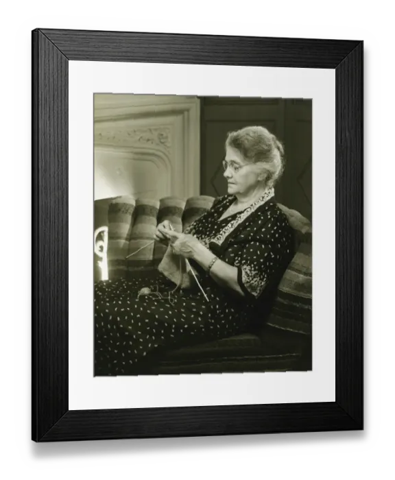 Framed Print : Mature woman knitting in living room, (B&W) Framed Print : Mature woman knitting in living room, (B&W)