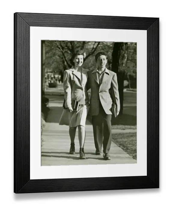 Framed Print : Teenage couple (16-17) walking on park, (B&W) Framed Print : Teenage couple (16-17) walking on park, (B&W)