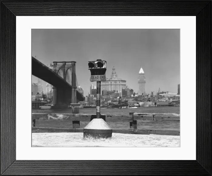 Framed Print : Coin-operated binoculars, Brooklyn Bridge and Manhattan skyline in background, New York City, USA, (B&W) Framed Print : Coin-operated binoculars, Brooklyn Bridge and Manhattan skyline in background, New York City, USA, (B&W)