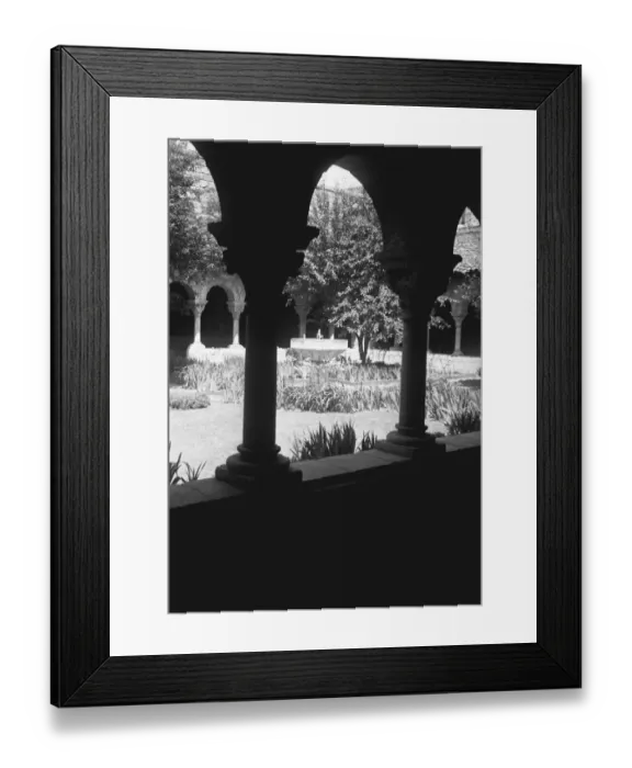 Framed Print : Archway in courtyard (B&W) Framed Print : Archway in courtyard (B&W)