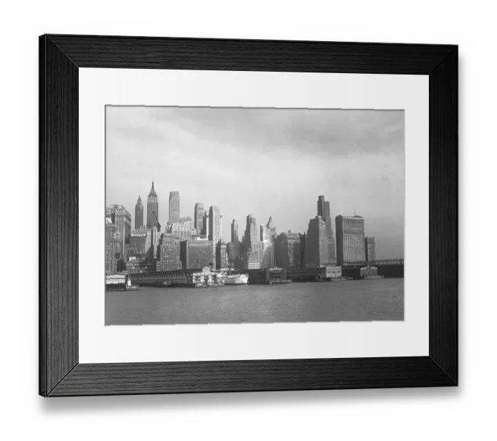 Framed Print : USA, New York City, Manhattan skyline (B&W) Framed Print : USA, New York City, Manhattan skyline (B&W)
