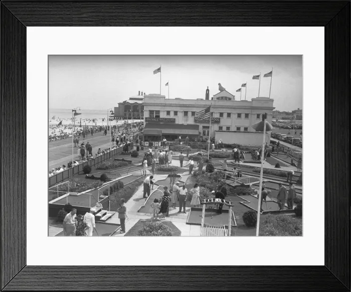 Framed Print : People playing min golf, elevated view (B&W) Framed Print : People playing min golf, elevated view (B&W)