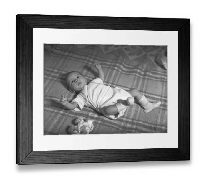 Framed Print : Baby (3-6 months) lying on blanket, (B&W), elevated view Framed Print : Baby (3-6 months) lying on blanket, (B&W), elevated view