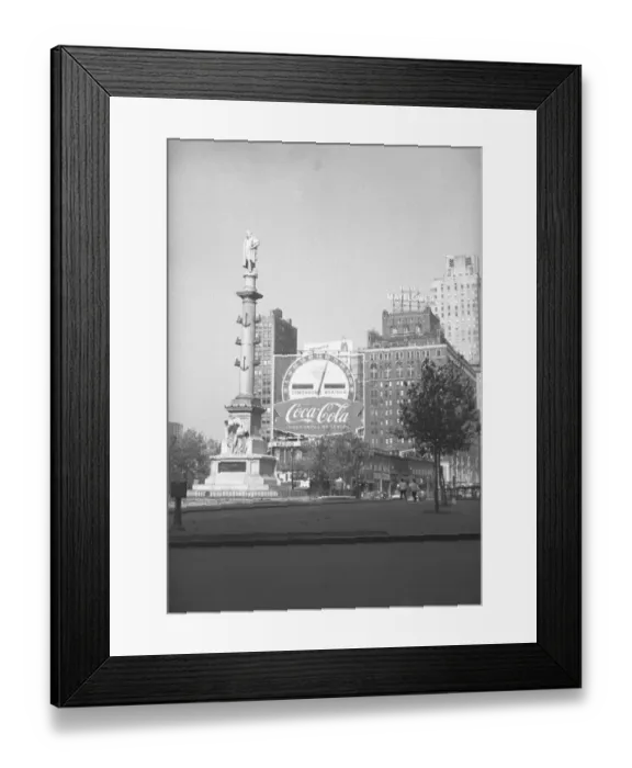 Framed Print : Statue on american city square, (B&W) Framed Print : Statue on american city square, (B&W)