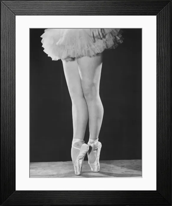 Framed Print : Ballerina en pointe (B&W), (low section) Framed Print : Ballerina en pointe (B&W), (low section)