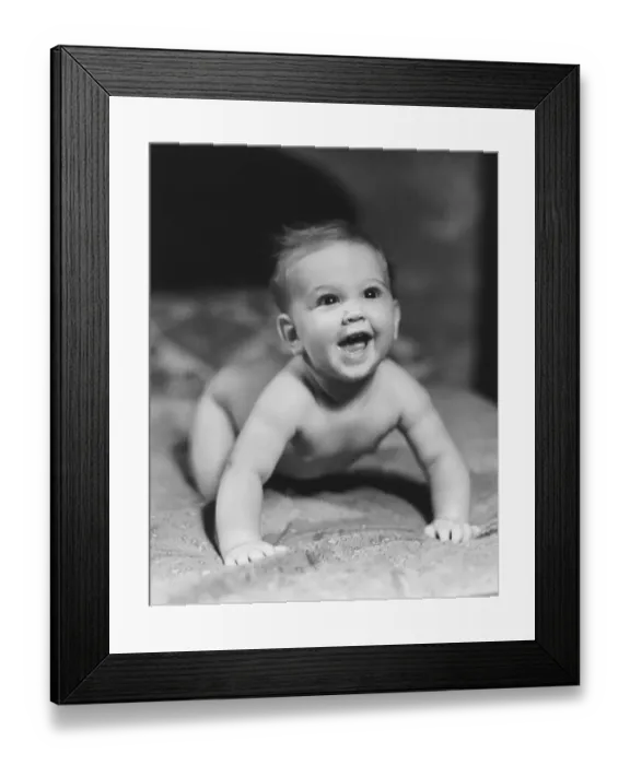 Framed Print : Baby (6-9 months) crawling on blanket, looking up (B&W) Framed Print : Baby (6-9 months) crawling on blanket, looking up (B&W)