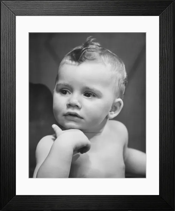 Framed Print : Baby boy (9-12 months) looking on side (B&W) Framed Print : Baby boy (9-12 months) looking on side (B&W)