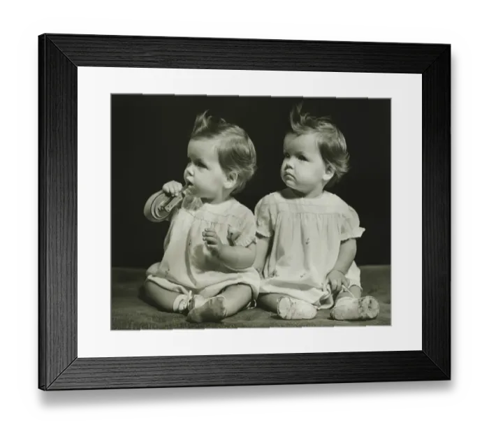Framed Print : Twin sisters (9-12 months)sitting on blanket, (B&W), portrait Framed Print : Twin sisters (9-12 months)sitting on blanket, (B&W), portrait