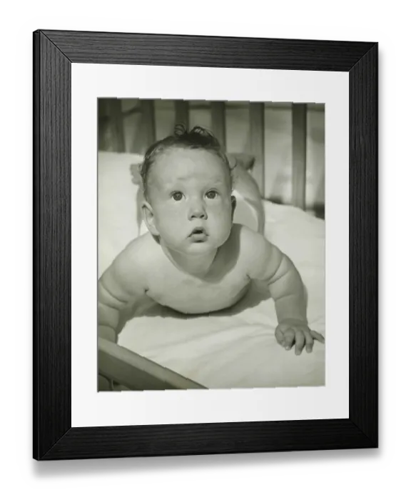 Framed Print : Baby (3-6 months) lying on stomach, raising on arms, (B&W) Framed Print : Baby (3-6 months) lying on stomach, raising on arms, (B&W)
