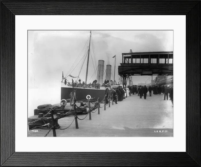 Framed Print : St Elvies. circa 1910: A ship arriving at the landing stage at Pier Head Framed Print : St Elvies. circa 1910: A ship arriving at the landing stage at Pier Head