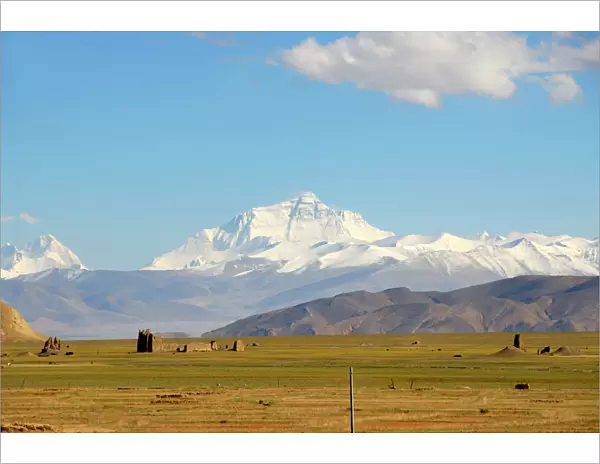 View towards the entire massif of Mount Everest, ruins in the valley near Old Tingri, Himalayas, Central Tibet, U-Tsang, Tibet Autonomous Region, Peoples Republic of China, Asia