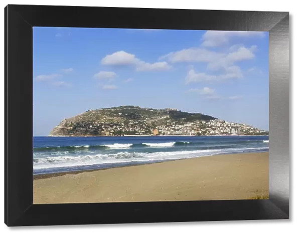 Keykobat beach with the hill of Alanya Castle and the town of Alanya, Alanya, Turkish Riviera, Province of Antalya, Mediterranean Region, Turkey