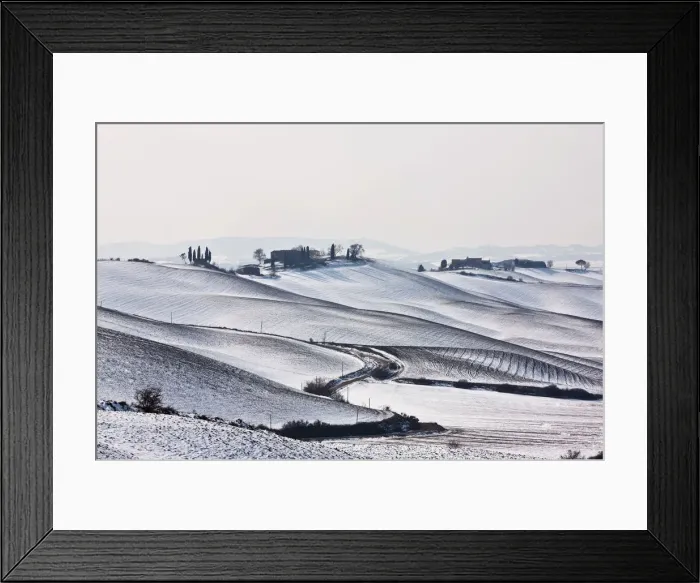 Framed Print : Farmhouse on a snow-covered hill near Monteroni dArbia, Tuscany, Italy, Europe Framed Print : Farmhouse on a snow-covered hill near Monteroni dArbia, Tuscany, Italy, Europe