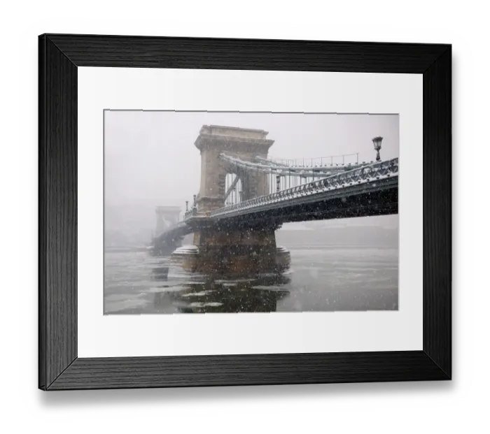 Framed Print : Szechenyi lanchid, or Szechenyi Chain Bridge, over the Danube between Buda and Pest, Budapest, Hungary Framed Print : Szechenyi lanchid, or Szechenyi Chain Bridge, over the Danube between Buda and Pest, Budapest, Hungary