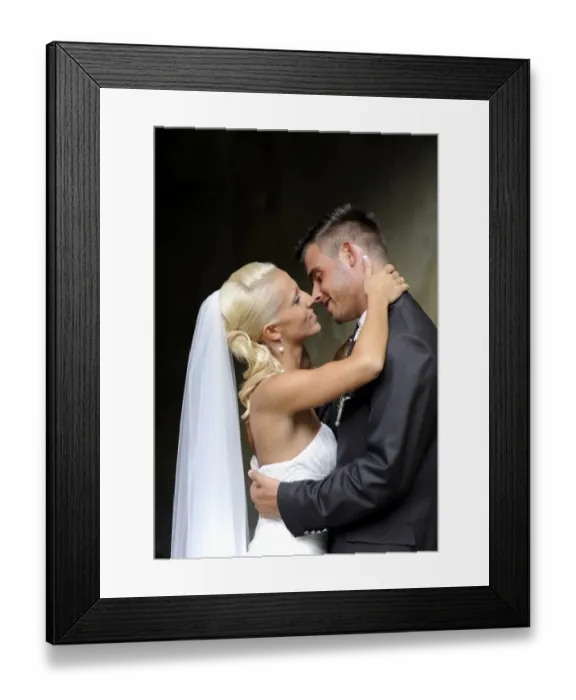 Framed Print : Wedding, bride and groom shortly before kissing Framed Print : Wedding, bride and groom shortly before kissing