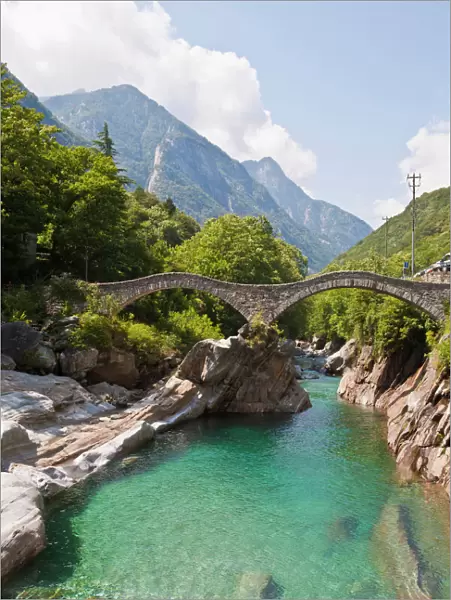 Stone bridge, Ponte dei Salti, Lavertezzo, Verzasca River, Valle Verzasca Valley, Ticino, Switzerland, Europe