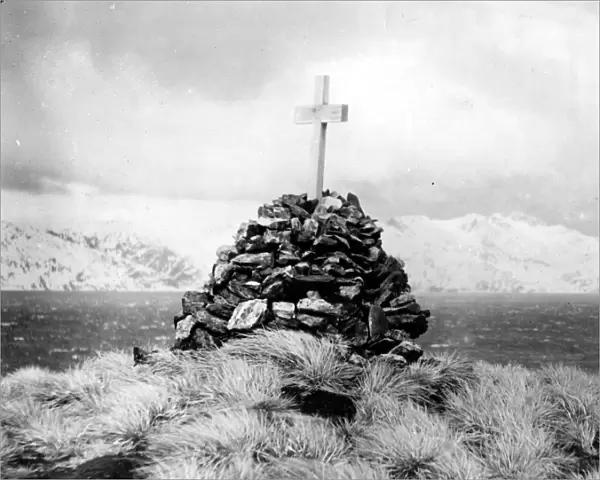 Lonely Monument o Irish explorer Sir Ernest Shackleton