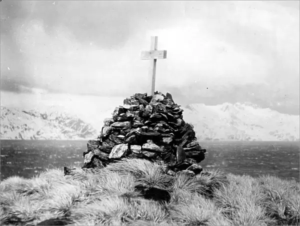 Lonely Monument o Irish explorer Sir Ernest Shackleton