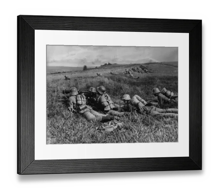 Framed Print : No Trench. circa 1916: German troops with machine guns lying in wait for the enemy Framed Print : No Trench. circa 1916: German troops with machine guns lying in wait for the enemy