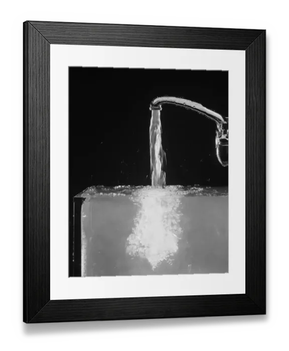 Framed Print : Fish tank filling up with water, close-up Framed Print : Fish tank filling up with water, close-up